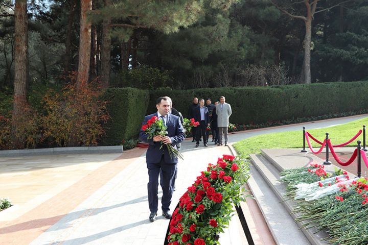 Əmanətlərin Sığortalanması Fondunun rəsmiləri Heydər Əliyevin məzarını ziyarət edib