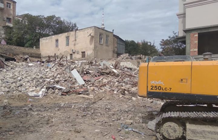 Deputatın oğlunun binasında qarşıdurma - İcra Hakimiyyəti “yox” desə də, şirkət tikir