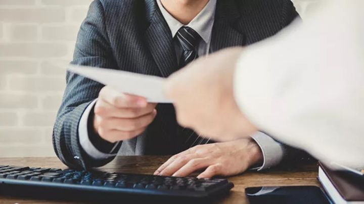 Şirkətlər xərclərinə yenidən baxır, işə qəbulları dayandırırlar