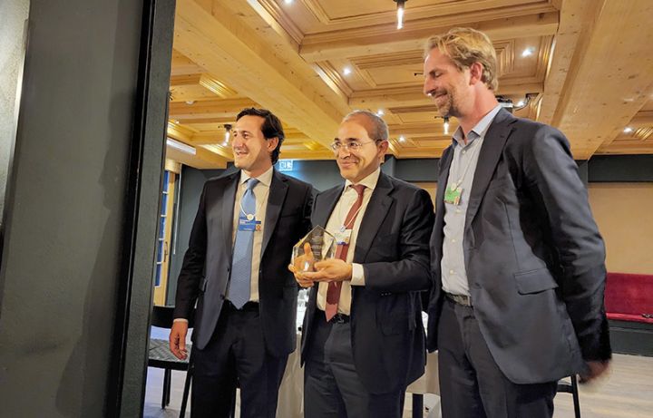 “Star” neft emalı zavodunun mükafatı Mikayıl Cabbarova təqdim olunub