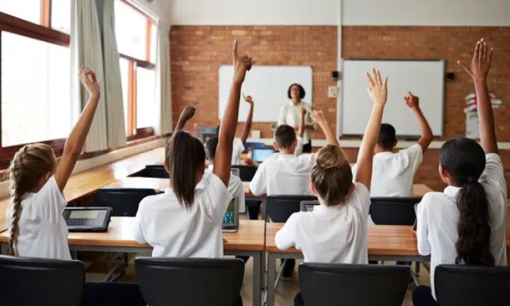 Media: Britaniyada müəllimlər ikinci işi tapmağa məcburdurlar