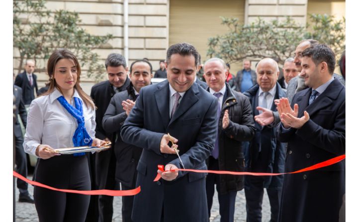 ABB tarixi binasının açılışını etdi