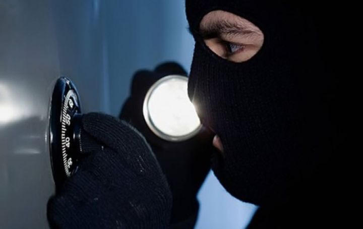 Bakıda bankdan 370 min oğurlayanlar tutuldu