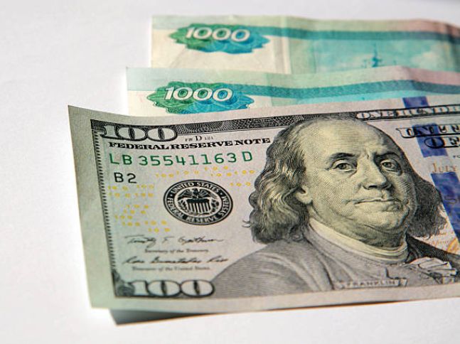 Moskva birjasında hərracların açılışında dolların məzənnəsi yüksəlib