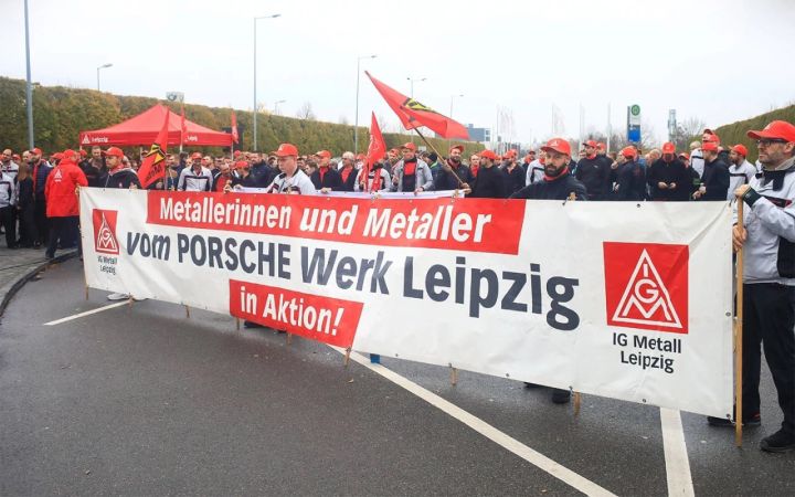 Almaniyada minlərlə avtomobil işçisi tətilə çıxıb