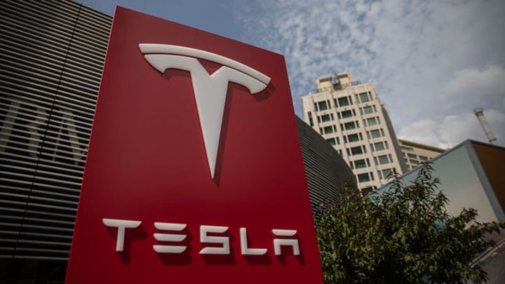 Tesla-nın xalis mənfəəti 71 faiz azalıb