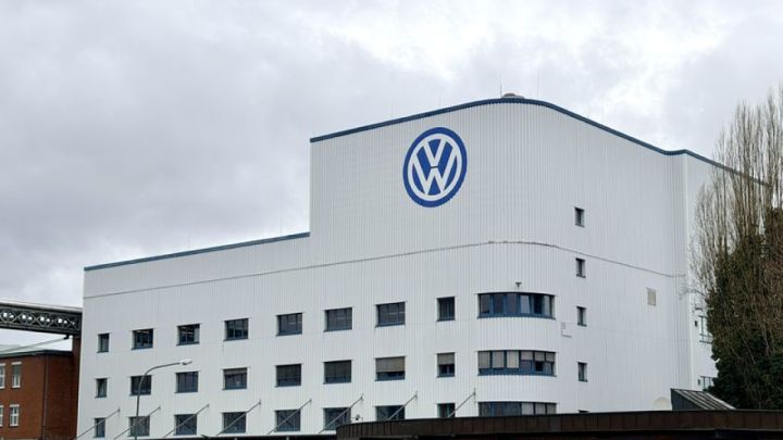 Volkswagen 4 zavodunu bağlamağı və 100 min əməkdaşını işdən çıxarmağı planlaşdırır